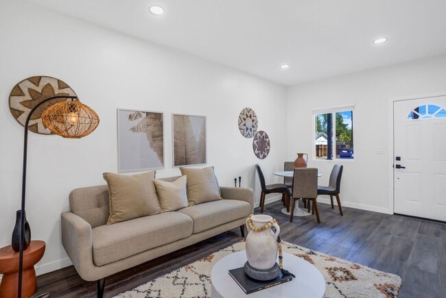 Photo - Beautiful Renovated 2 Bed/1 Bath with Yard Unit 4955