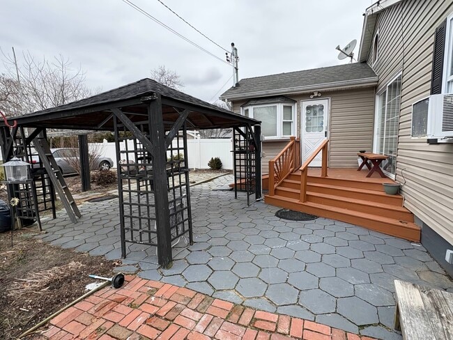 Building Photo - 5 Brush Rd