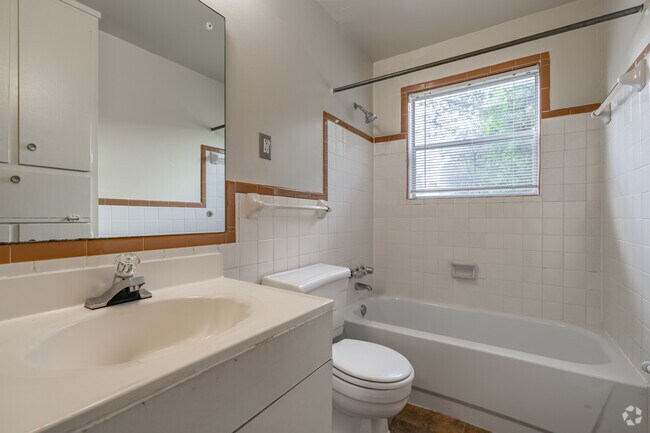 2BR, 1BA - 930SF - Bathroom