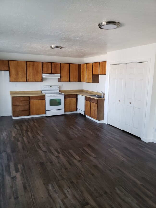 1640 sf 3 bed 1 bath - 1640 sf 3 bed 1 bath Townhome