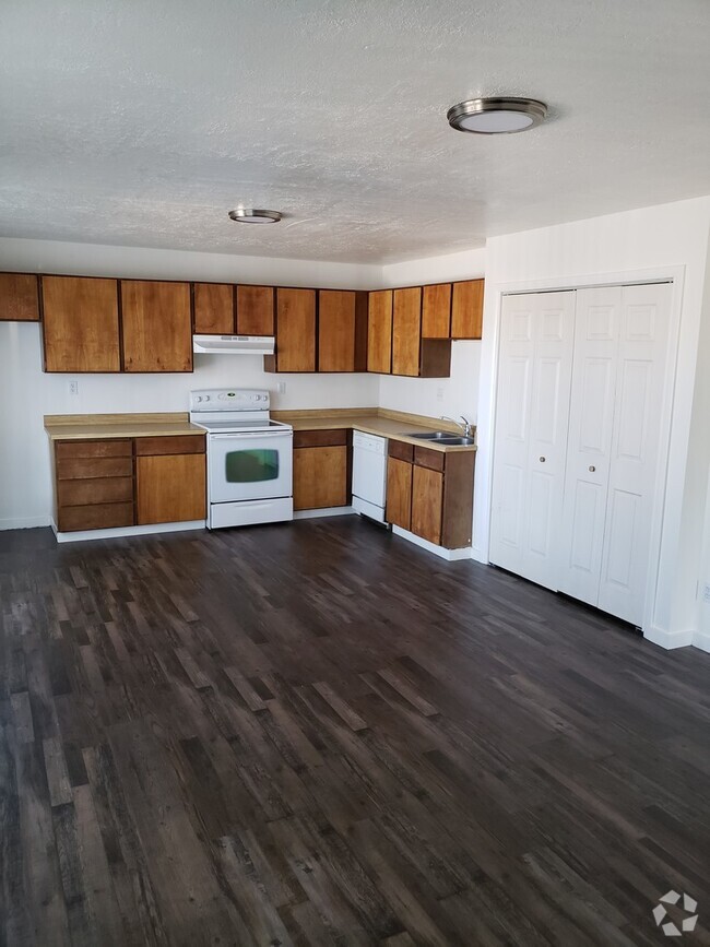 Building Photo - 1640 sf 3 bed 1 bath Rental