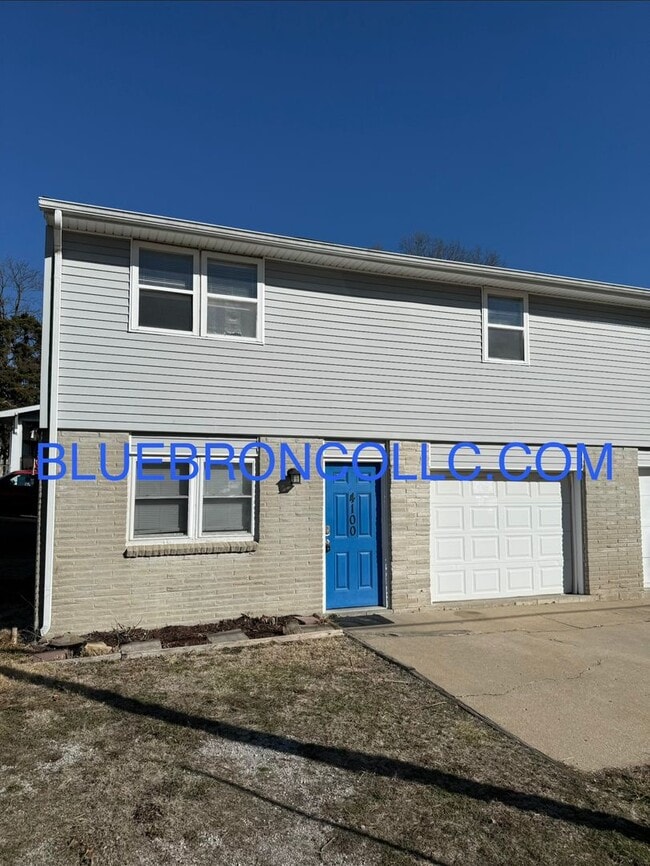 Building Photo - 4100-4102 NE 43rd Terrace Unit 4100 NE 43rd Terrace