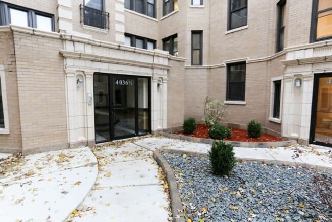 Building Photo - 4127 N Ashland Ave Unit M00R