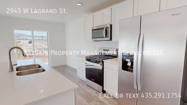 Photo - 2945 W LaGrand St