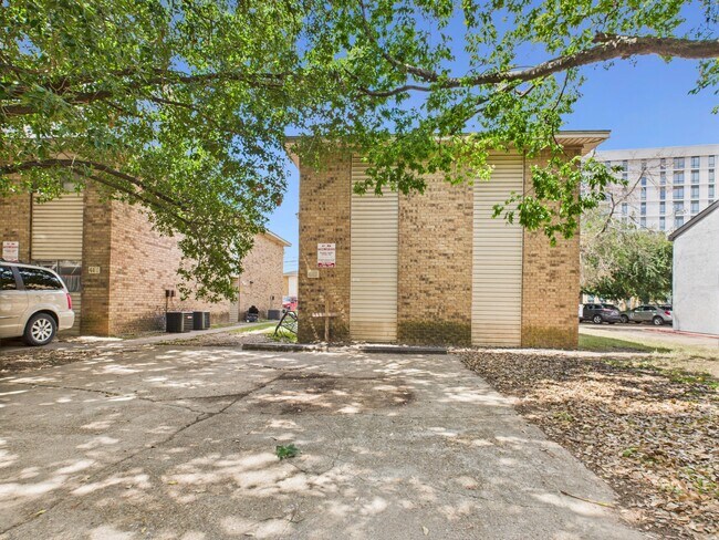 Photo - 403 Boyett St
