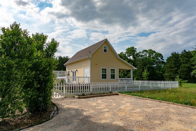 Photo - 404 N Meyersville Rd