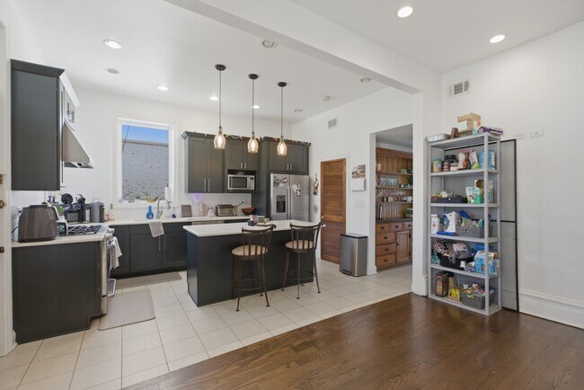 Photo - 850 W Oakdale Ave Unit 3