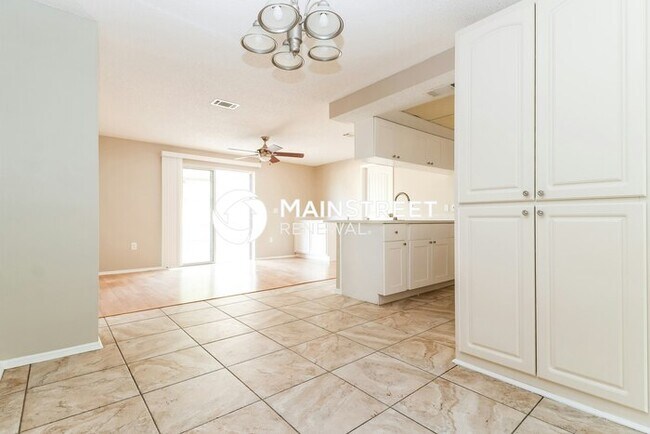 Photo - 3 Bedroom Pet-Friendly Home in New Port Richey, FL with Main Street Renewal