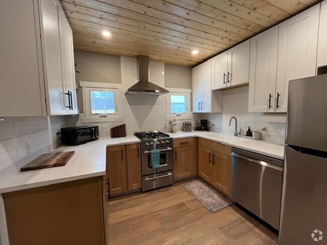 Building Photo - Adorable Fully Remodeled Home in Prime Loc...