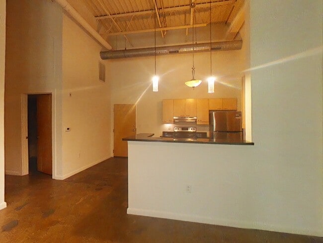 Building Photo - 1101 W Marshall St Unit Apt 126