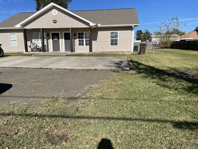 Front view and yard - 608 John Stine Rd Apartamentos Unidad 608 John Stine road duple