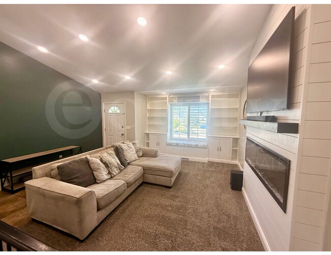 Photo - 787 W Vahe St