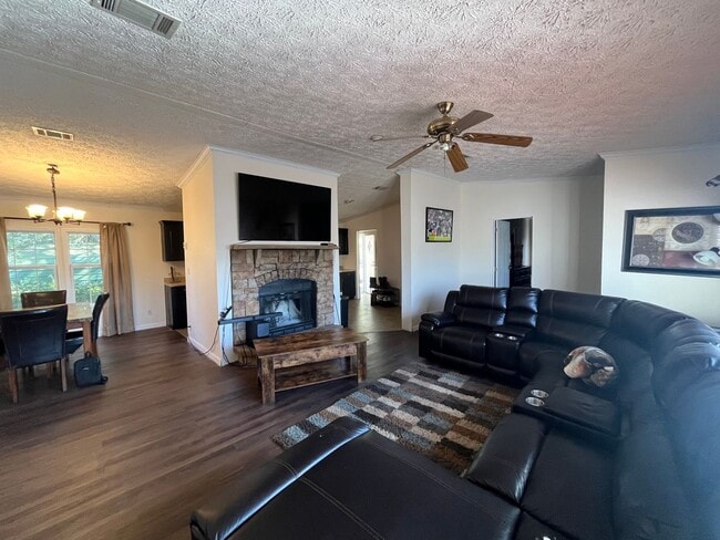 Photo - Spacious 3 Bedroom, 2 Bath Manufactured Home – Live Oak, FL