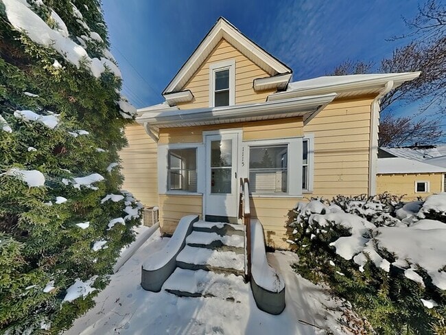 Building Photo - 1115 19th Ave NE