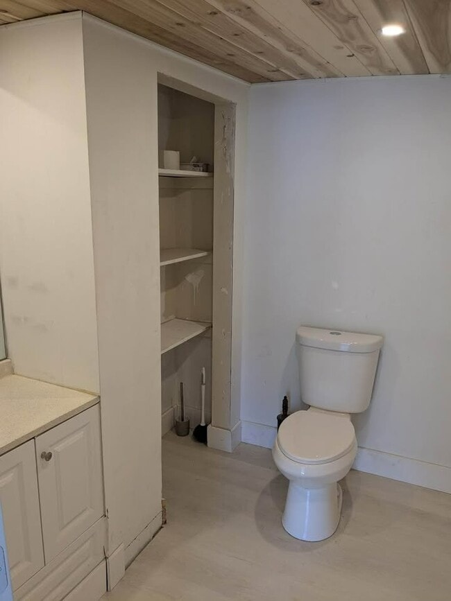 Photo - 605 NE 27th St