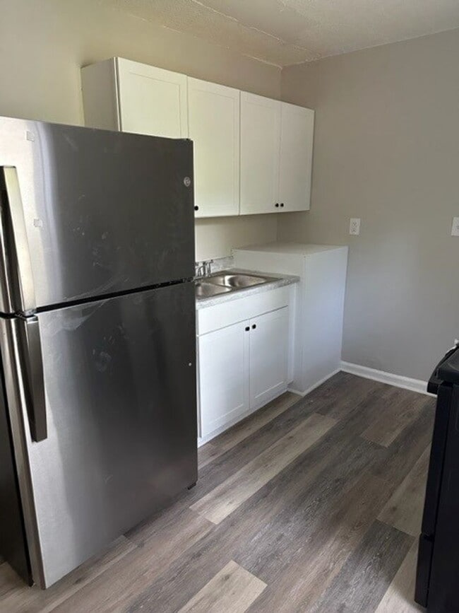 Building Photo - Two Bedroom House