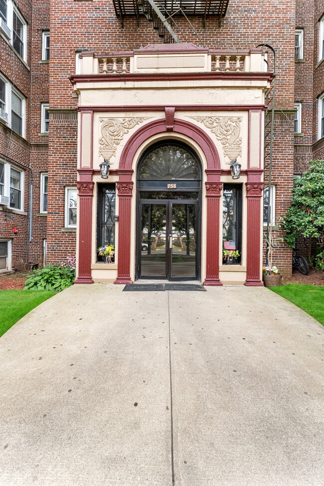 Building Photo - 758 Jersey Ave Unit D4