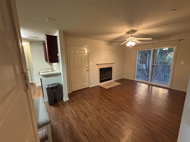 Building Photo - 7600 Emmett F Lowry Expy Unit 404