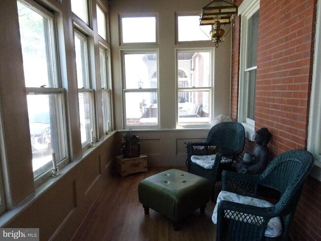 Photo - 43 W 5th St