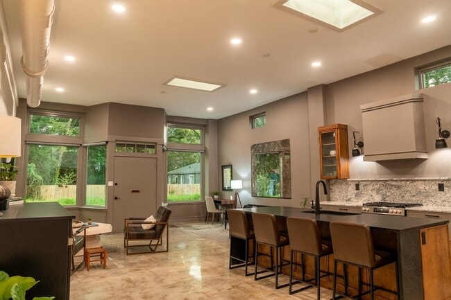 Photo - 612 W 8th Ave