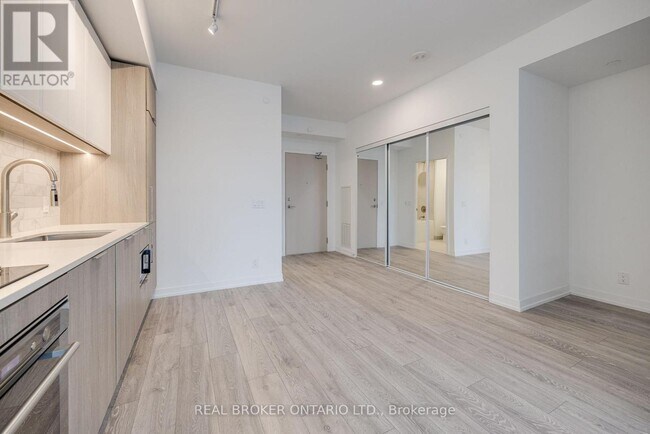 Photo - 2020 Bathurst St Unité 311