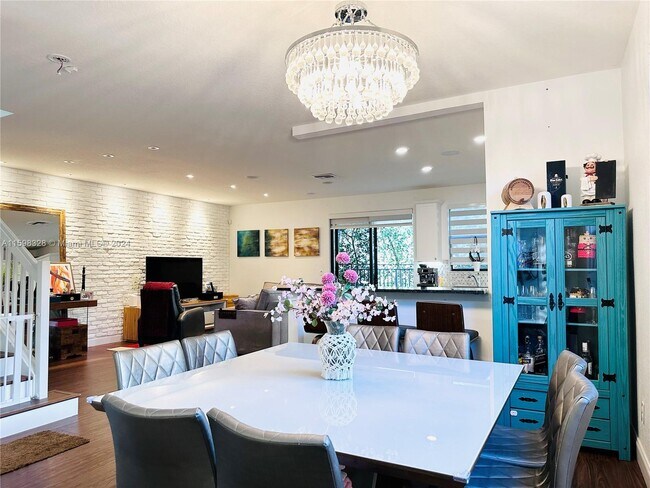 Photo - 6941 Halton Park Ln