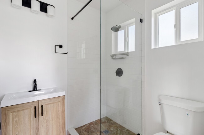 Photo - 15840 Chatsworth St