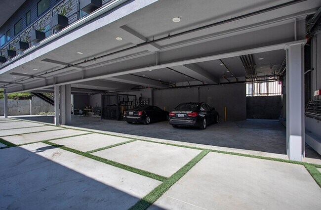 321 N Bixel St