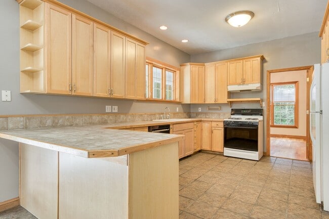 Photo - 5 to 8 Bedrooms. Pet Friendly.