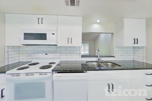 Photo - 4442 Sandhurst Dr