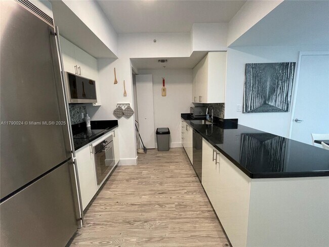 Photo - 92 SW 3rd St Unidad 2302