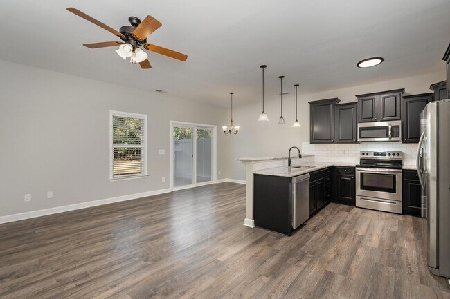 Photo - 407 E 3rd St