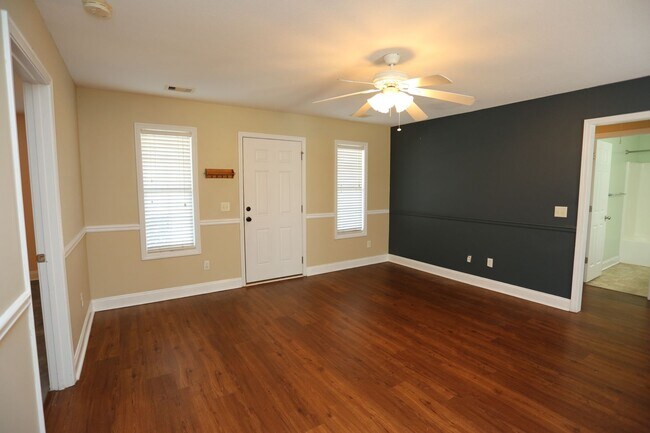 Photo - 3 Bedroom House close to Town!