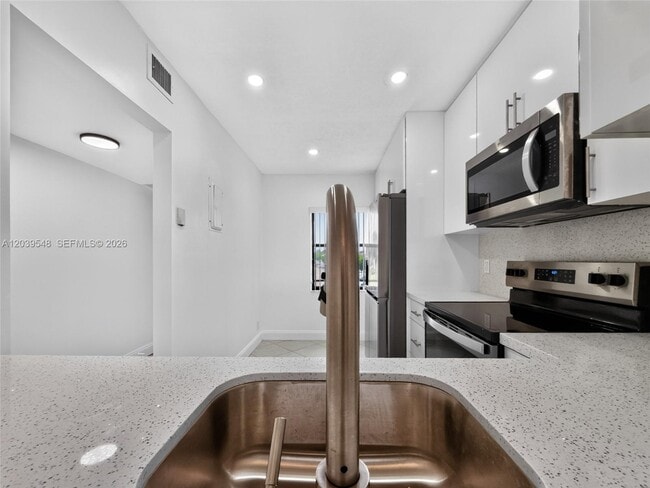 Photo - 11358 Taft St Unidad 11358