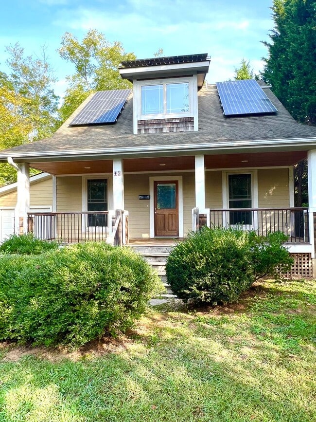 Building Photo - Wonderful bungalow in the 5 Points area. Close to Downtown Asheville! Working Solar for Electric!
