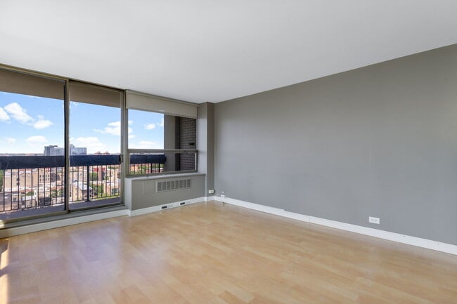 Photo - 1355 N Sandburg Terrace Unidad 1601D