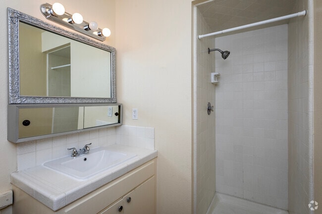 2BR, 2BA - 1,100SF - Primary Bathroom