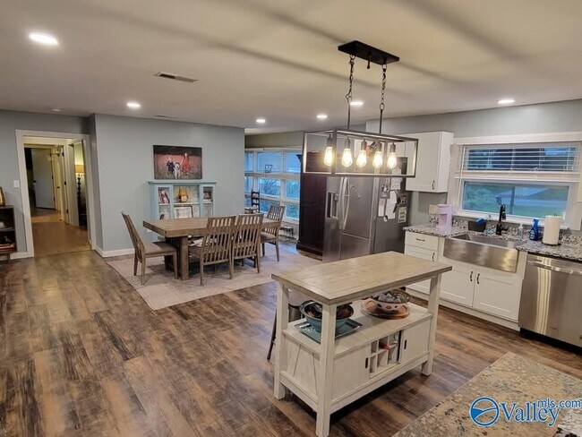 Photo - 4728 Panorama Dr SE