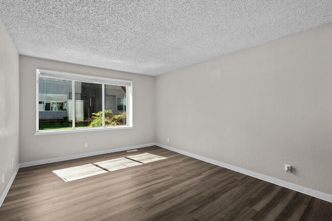 Photo - Spacious, 1100 sq foot 2 Bedroom 1.5 Bath with full size washer and dryer! Unidad 325-1
