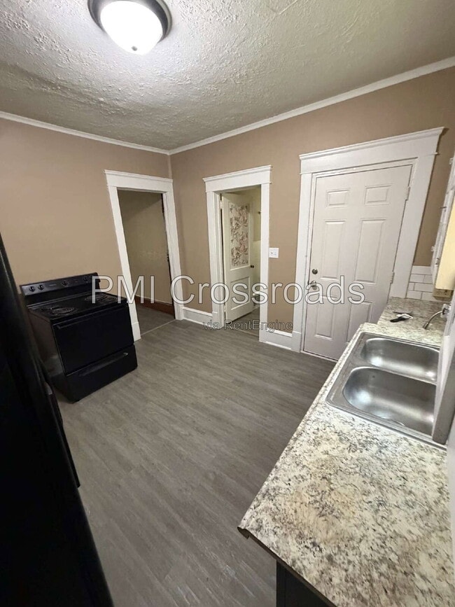 Photo - 932 Roslyn Ave SW