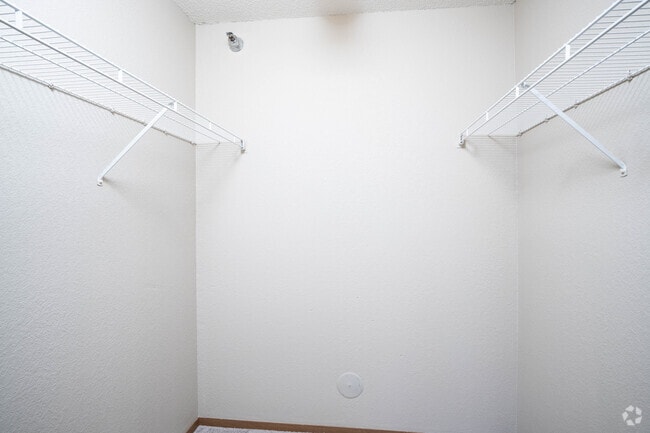 2BR,1BA - 800SF - Walk in Closet - Gray Hawk Apartments