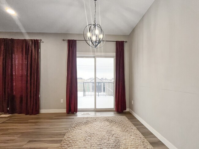 Photo - 7552 Creighton Pl SW