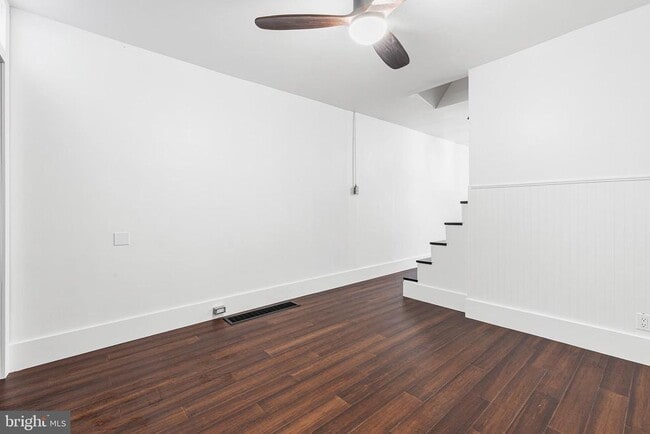 Photo - 2549 Collins St