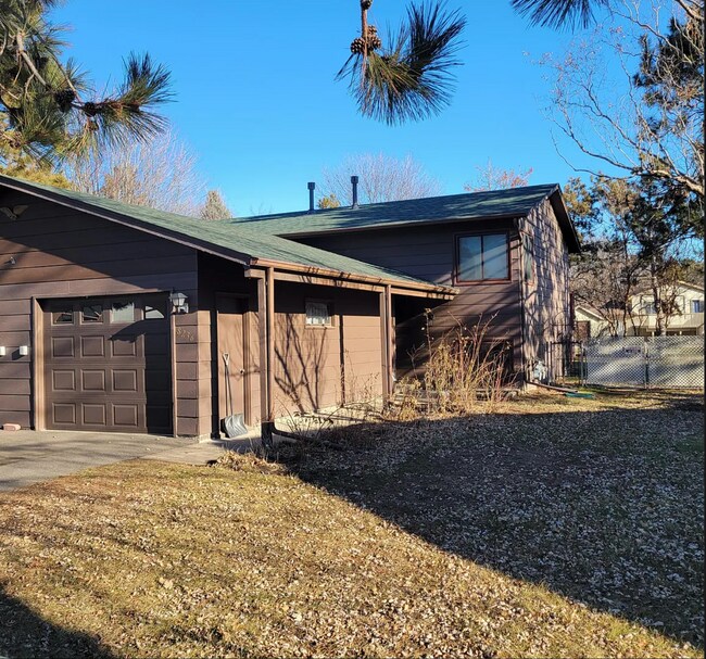 Afuera - 8236 Douglas Cir N