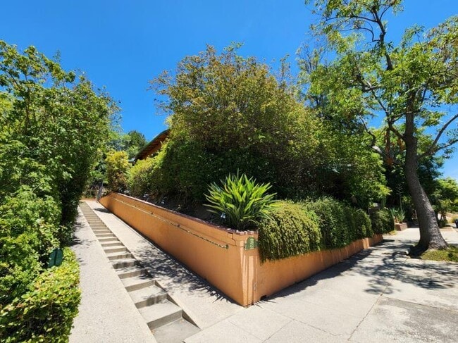 Building Photo - 1375 Hill Dr Rental