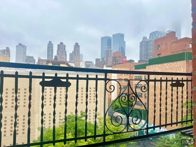 Building Photo - 438 W 52nd St Unit 12E Rental