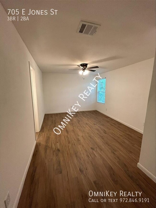 Photo - 705 E Jones St