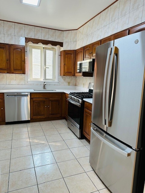 798 Wolcott Ave - 798 Wolcott Ave Apartments