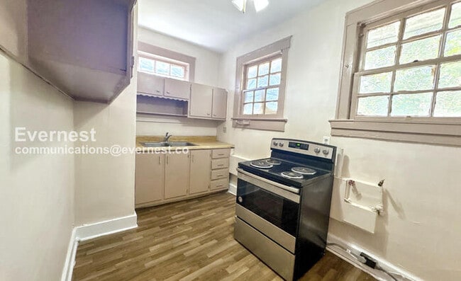 Photo - 904 3rd St W