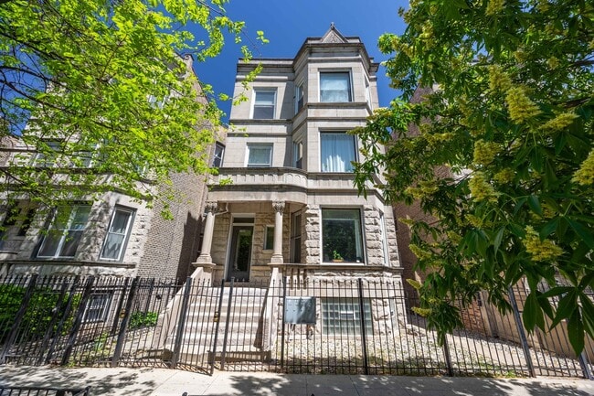 Building Photo - 3110 W Fullerton Ave Unit 2 Rental